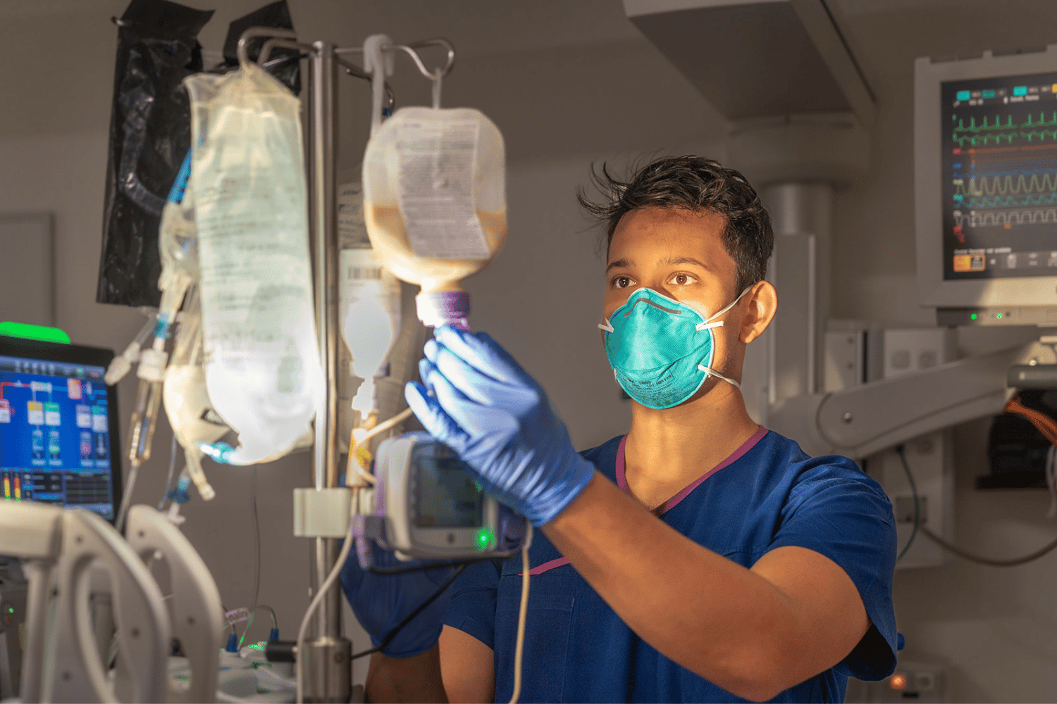 male_nurse_in_ICU_with_food_bag.png